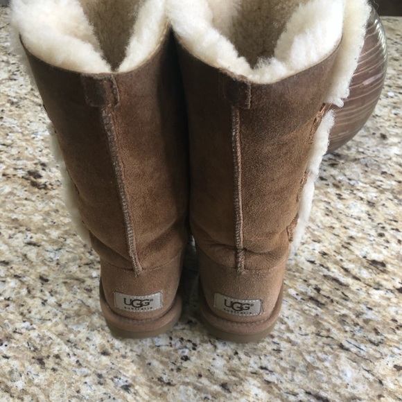 Ugg Australia Bailey Button Triplet Youth Round Toe Suede Tan Winter Boot 2 - Picture 8 of 10